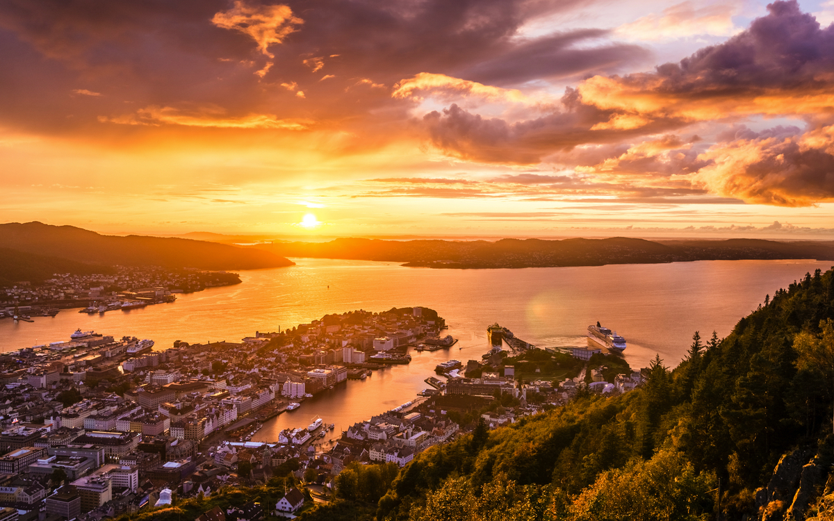 Blick vom Berg Fløyen über die norwegische Stadt Bergen