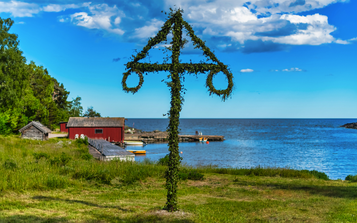 klassischer Mittsommerpfahl an der Küstenlinie von Roslagen, Schweden