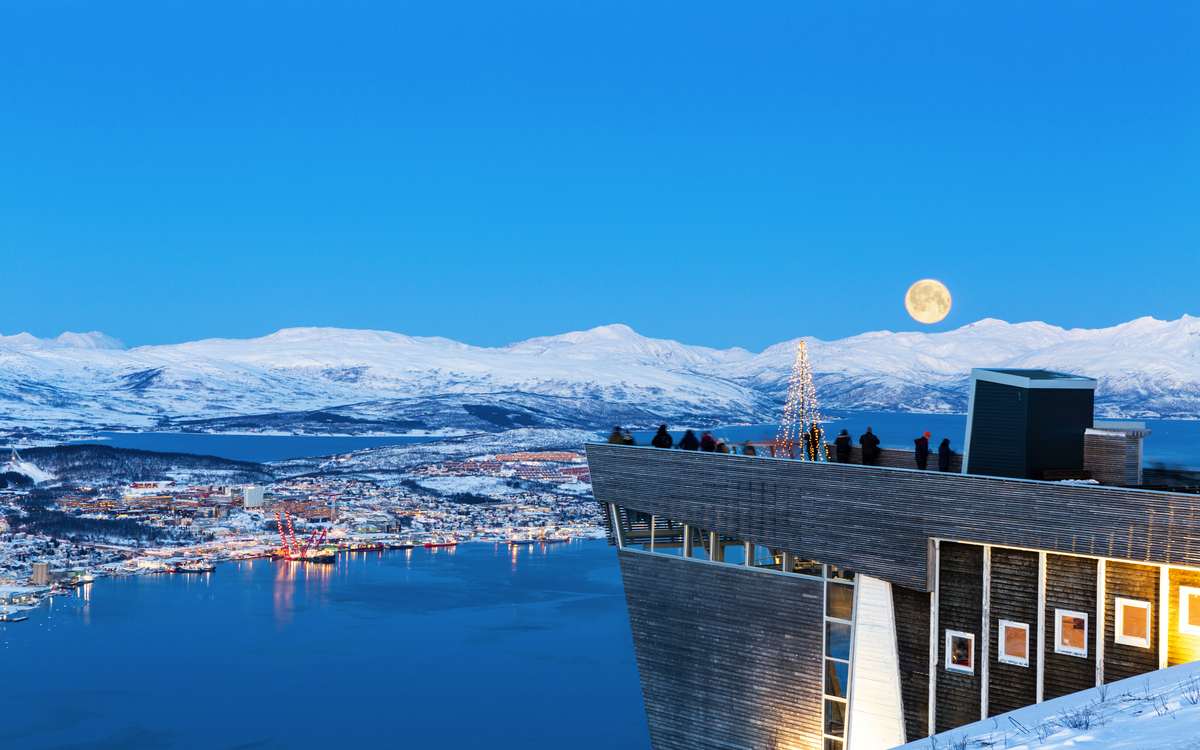 Blick auf Tromsø vom Aussichtspunkt Tromsø City View Point im Winter
