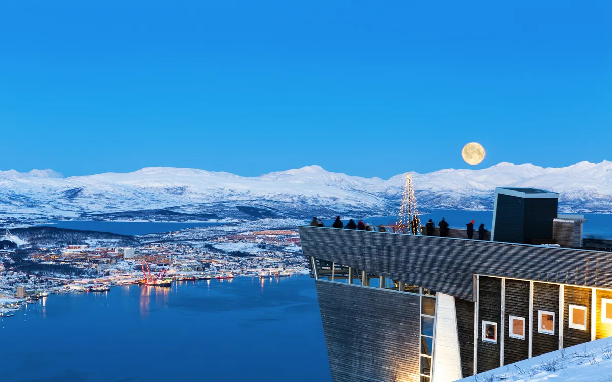Blick auf Tromsø vom Aussichtspunkt Tromsø City View Point im Winter