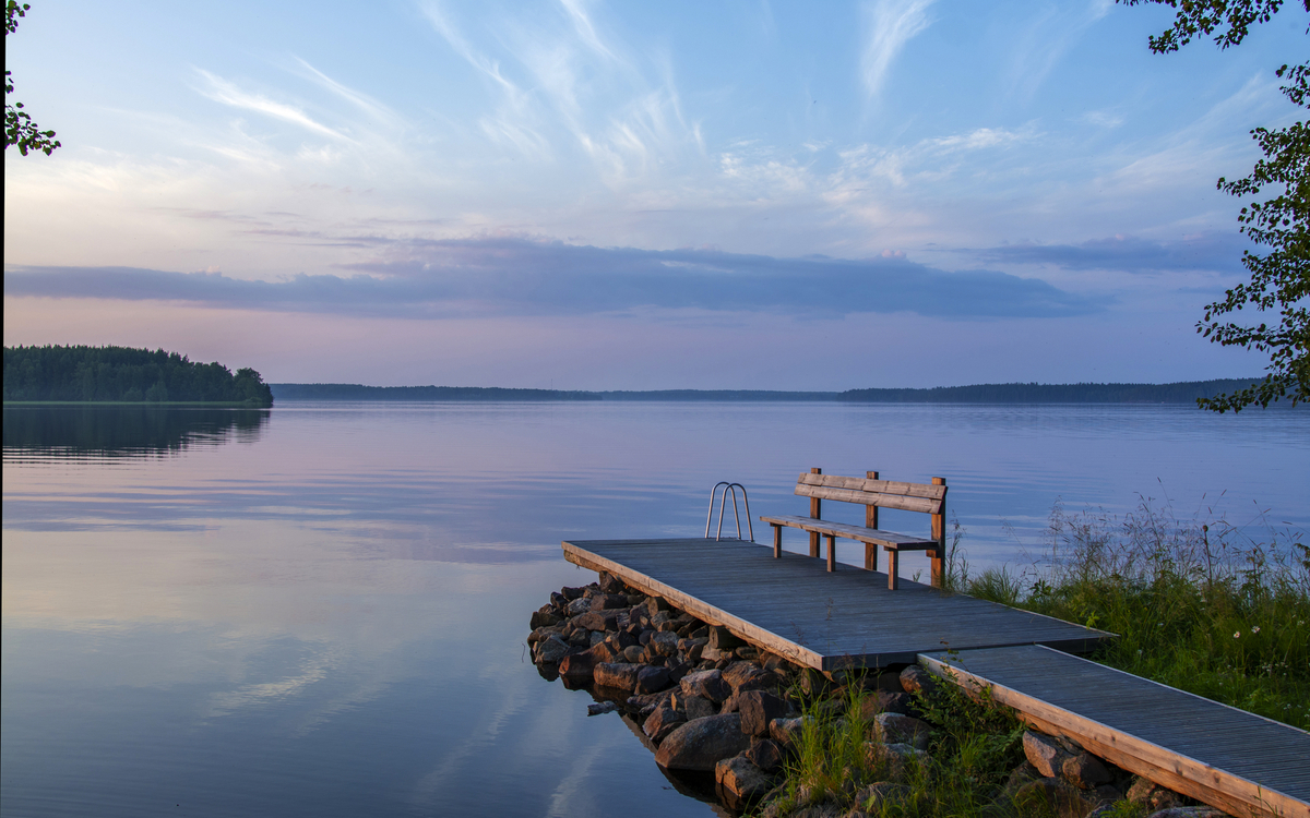 Seenlandschaft im sommerlichen Finnland