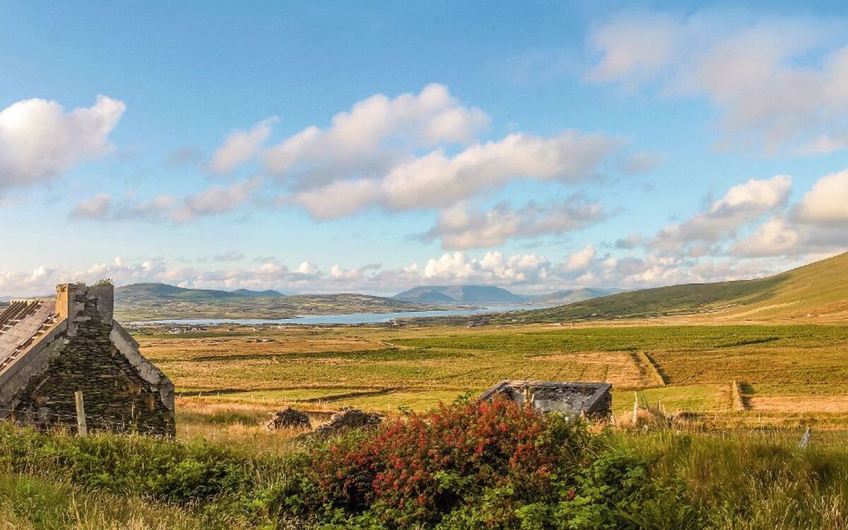 Weidelandschaft Panorama und Ruine bei Portmagee