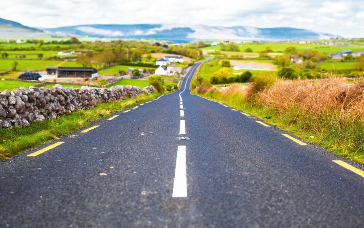 Landstraße in Irland