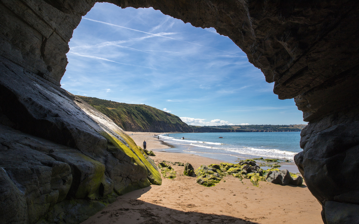 Höhle am Strand von Penbryn in Wales, Vereinigtes Königreich