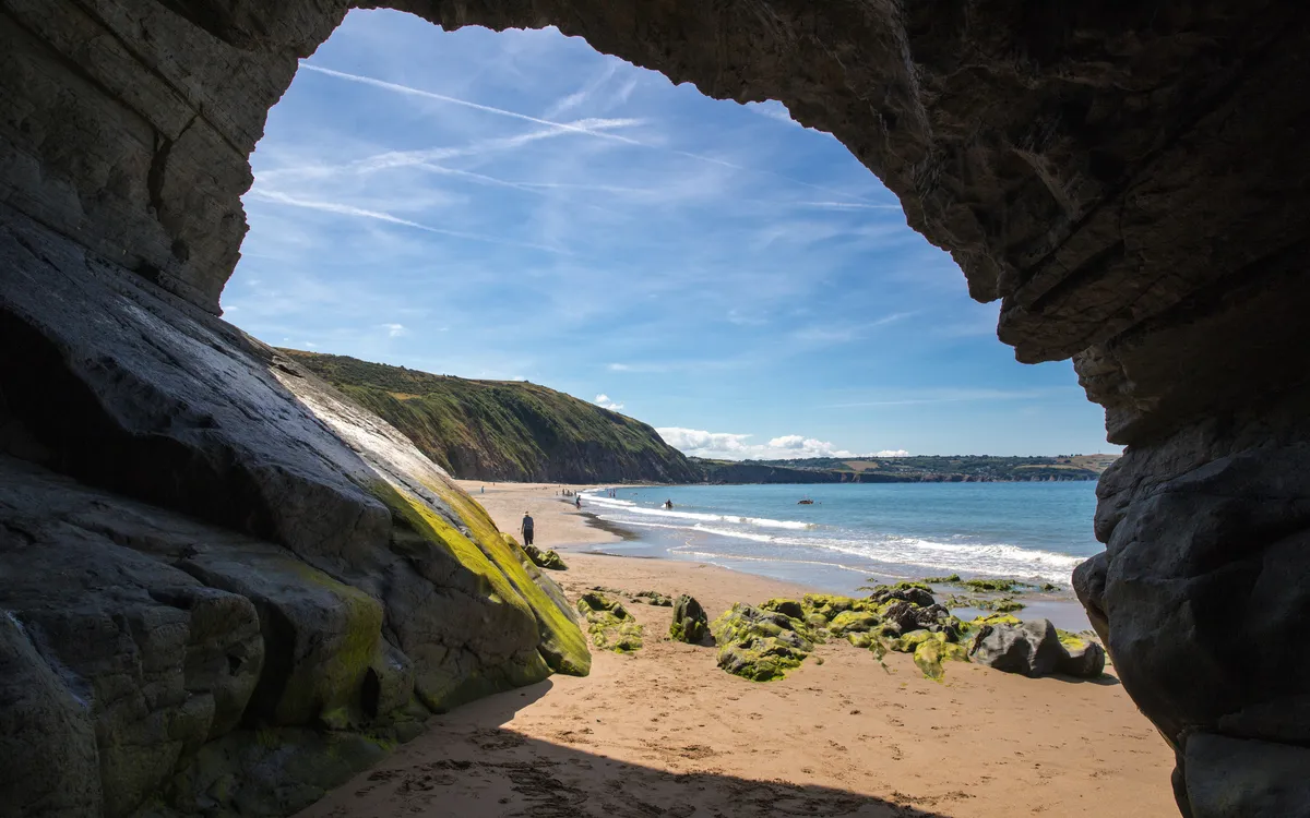 Höhle am Strand von Penbryn in Wales, Vereinigtes Königreich