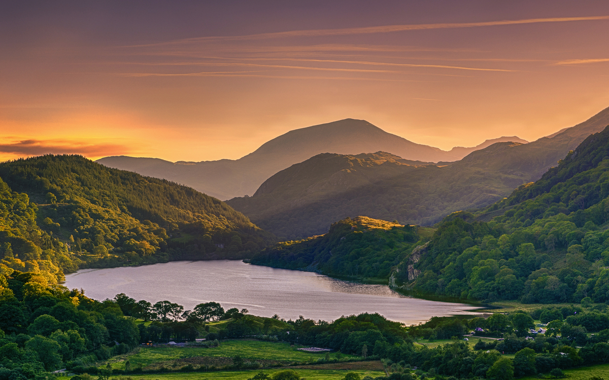 der See Llyn Gwynant in Snowdonia, Wales im Vereinigten Königreich