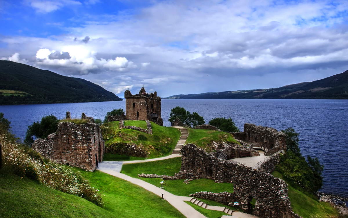 Urquhart Castle ist eine am Loch Ness gelegene Burgruine in Schottland, Vereinigtes Königreich