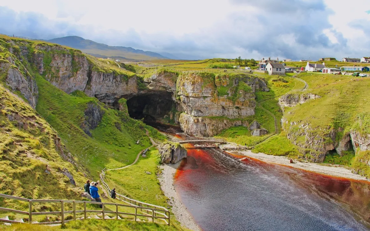 Smoo Cave an der Nordküste Schottlands
