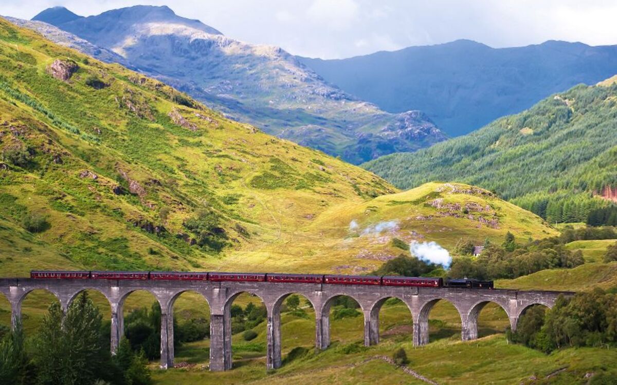 Glenfinnan-Viadukt mit dem Dampfzug Jacobite im schottischen Hochland 