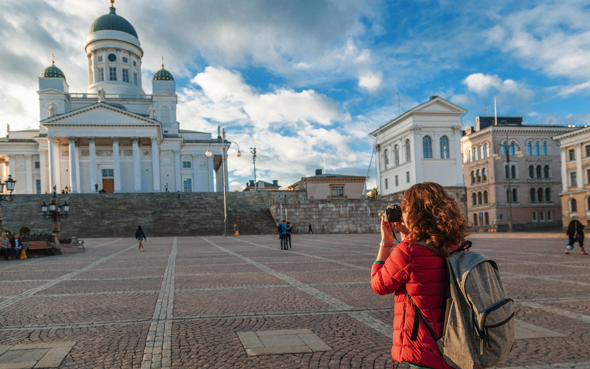Touristin mit einer Kamera auf dem Senatsplatz in Helsinki