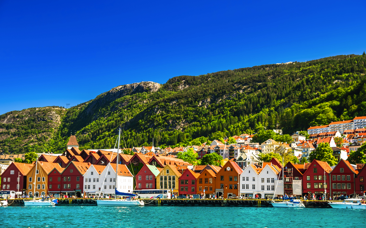 Blick auf die Stadtlandschaft und die Holzgebäude von Bryygen in Norwegen