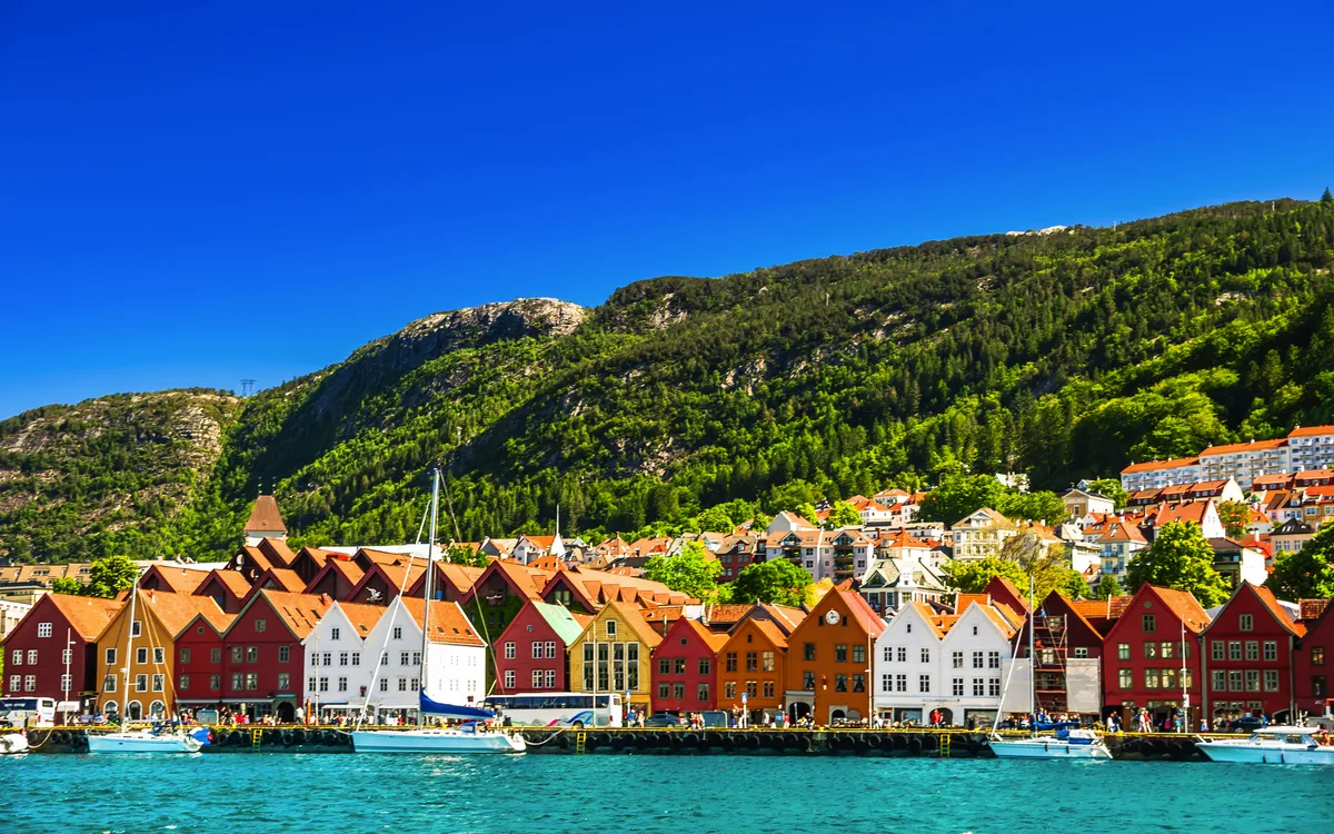Blick auf die Stadtlandschaft und die Holzgebäude von Bryygen in Norwegen