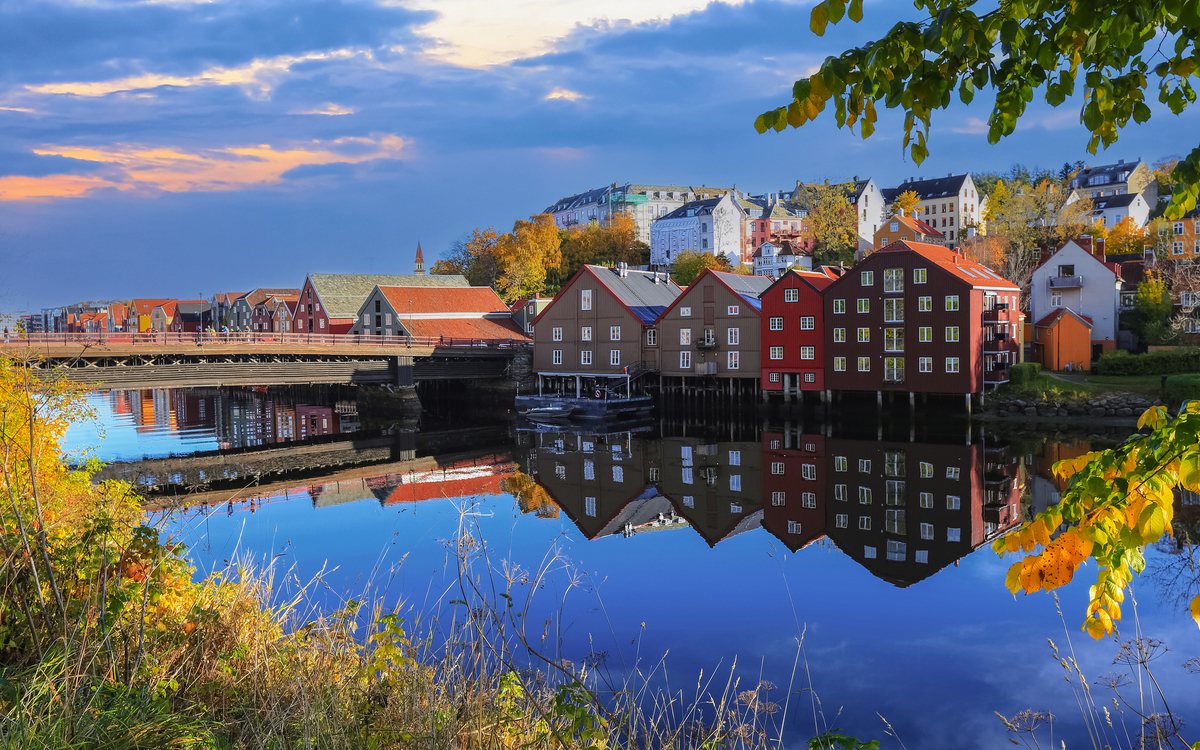 Fluss Nidelva und die Alte Brücke im herbstlichen Trondheim