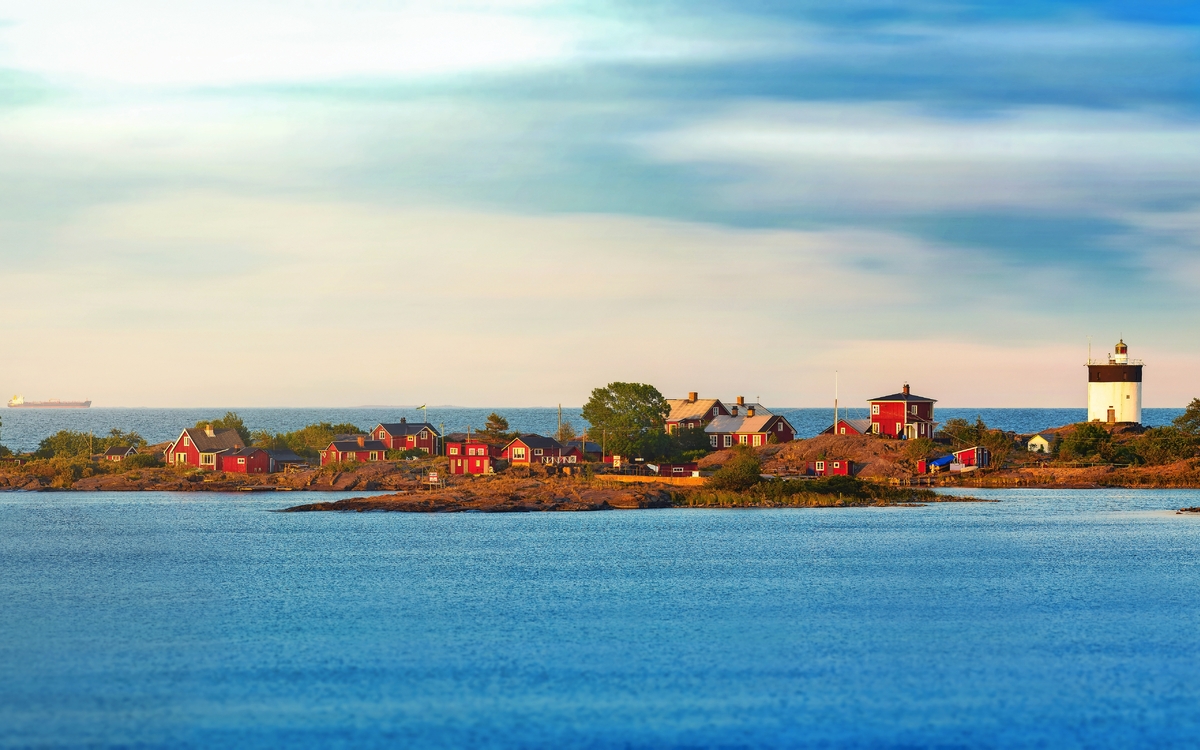 Schöner panoramischer nächtlicher Meerblick mit Leuchtturm