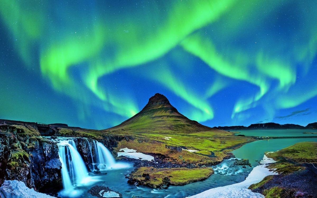Nordlicht über Kirkjufell auf Island