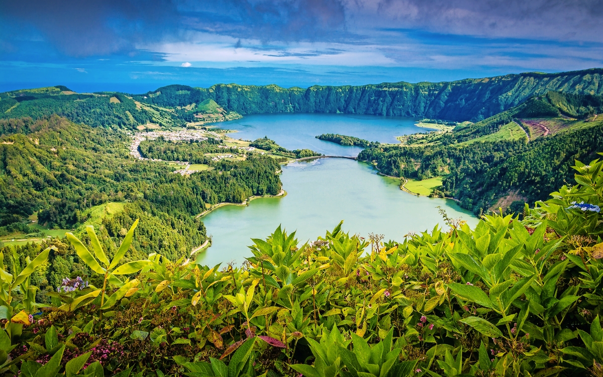 Beautiful view of Seven Cities Lake 