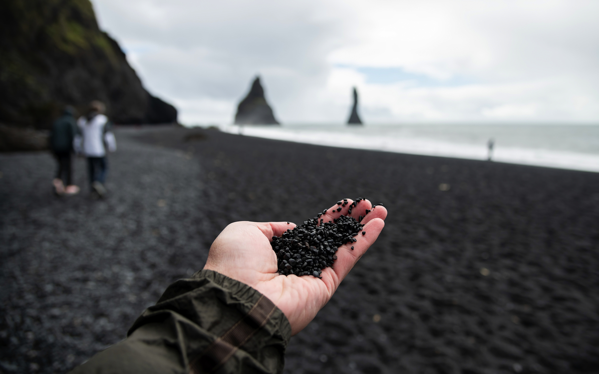 schwarze Strand von Reynisfjara nahe Vík í Mýrdal im Süden Islands