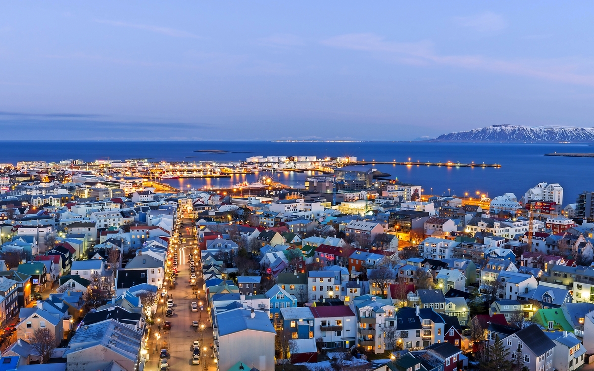 Reykjavik in der Dämmerung 