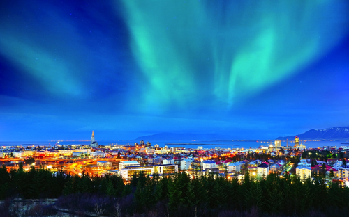 Blick auf das Nordlicht vom Stadtzentrum in Reykjavik