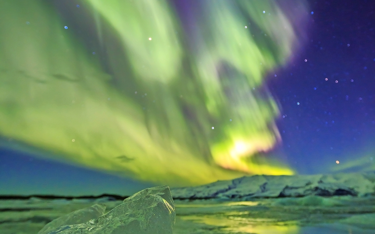 Nordlichter über der Gletscherlagune Jökulsárlón im Nationalpark Vatnajökull