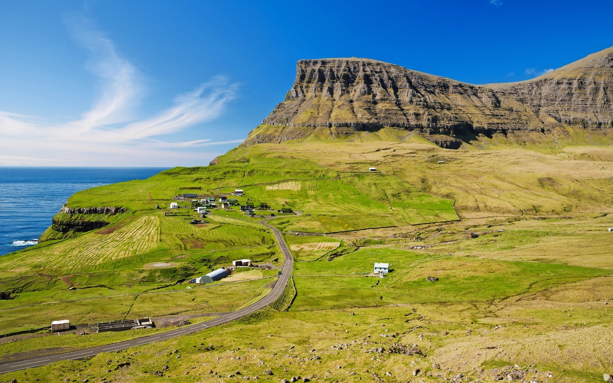 Landschaft auf den Färöern an einem Sommertag