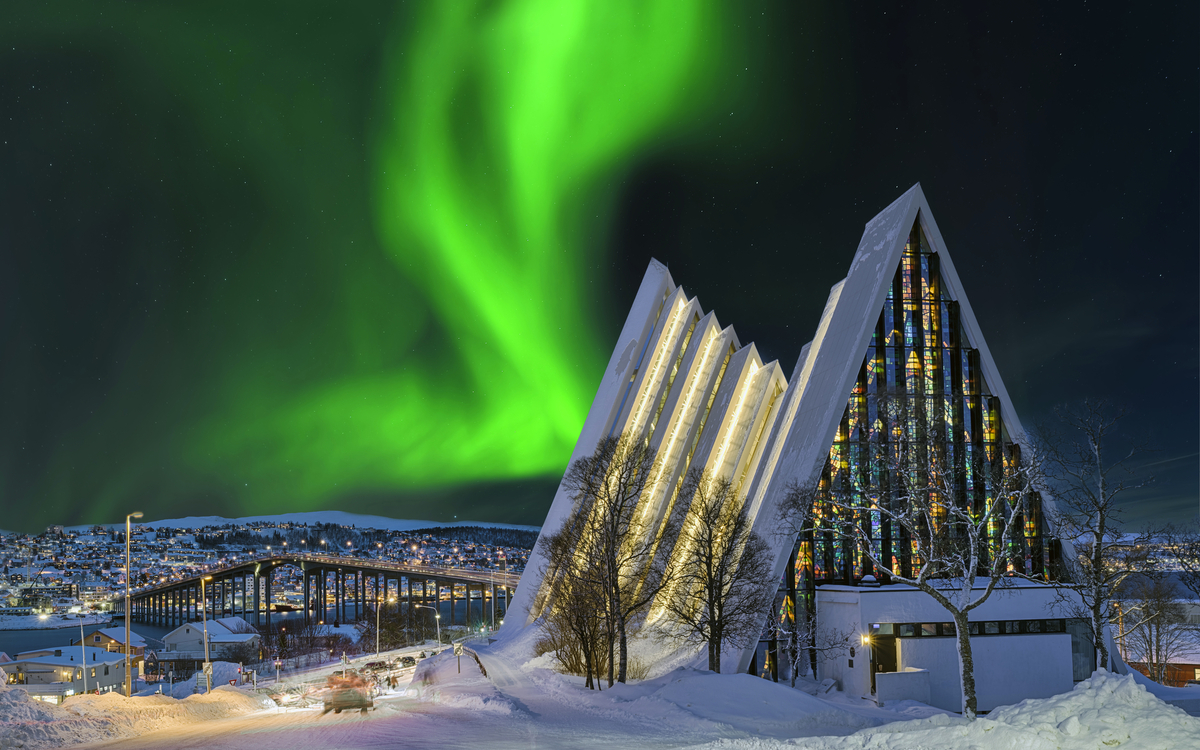 Eismeerkathedrale unter Nordlichtern