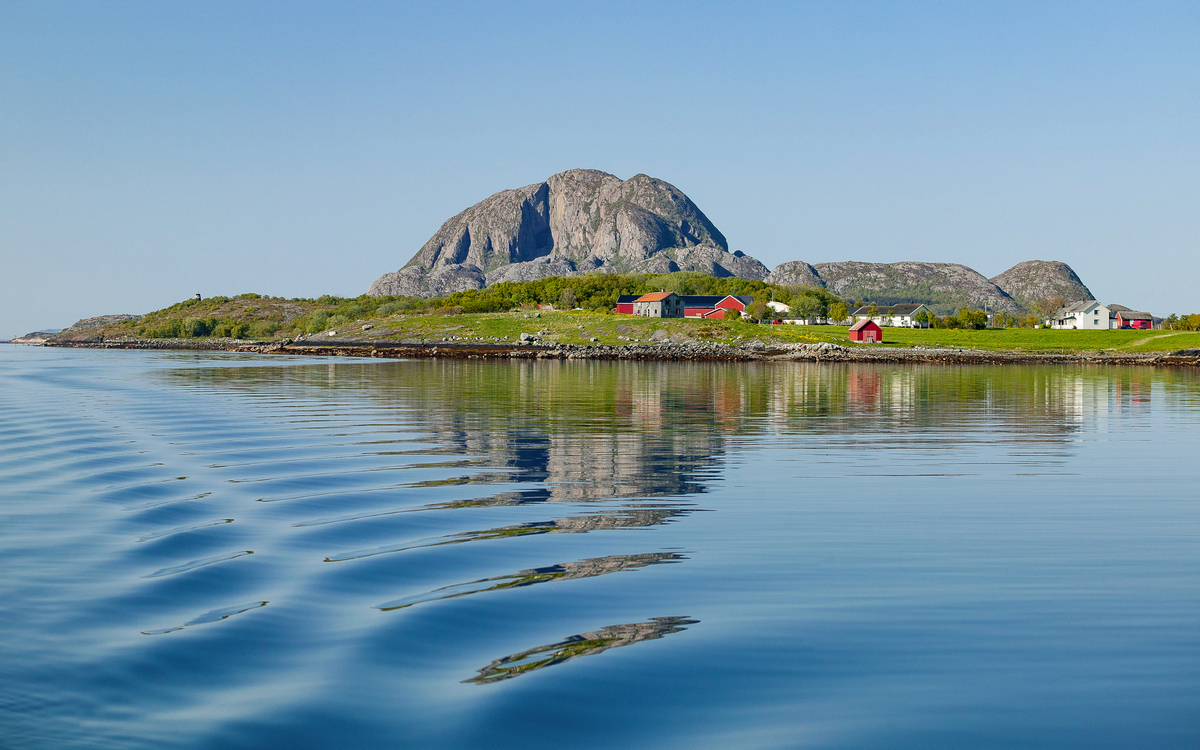 Insel Torget mit dem Berg Torghattan in der Nähe von Brönnöysund