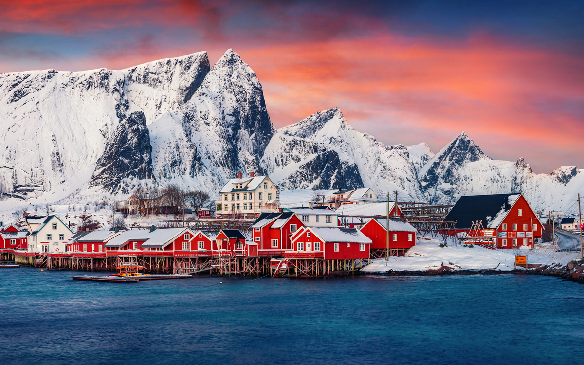 Panoramablick am Abend das Archipel der Lofoten-Inseln