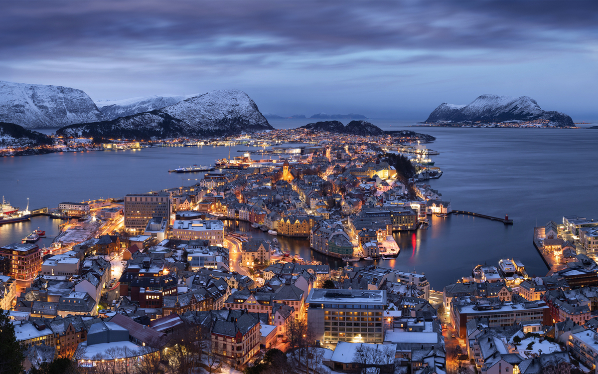 Panorama von Alesund im Schnee an einem Winterabend