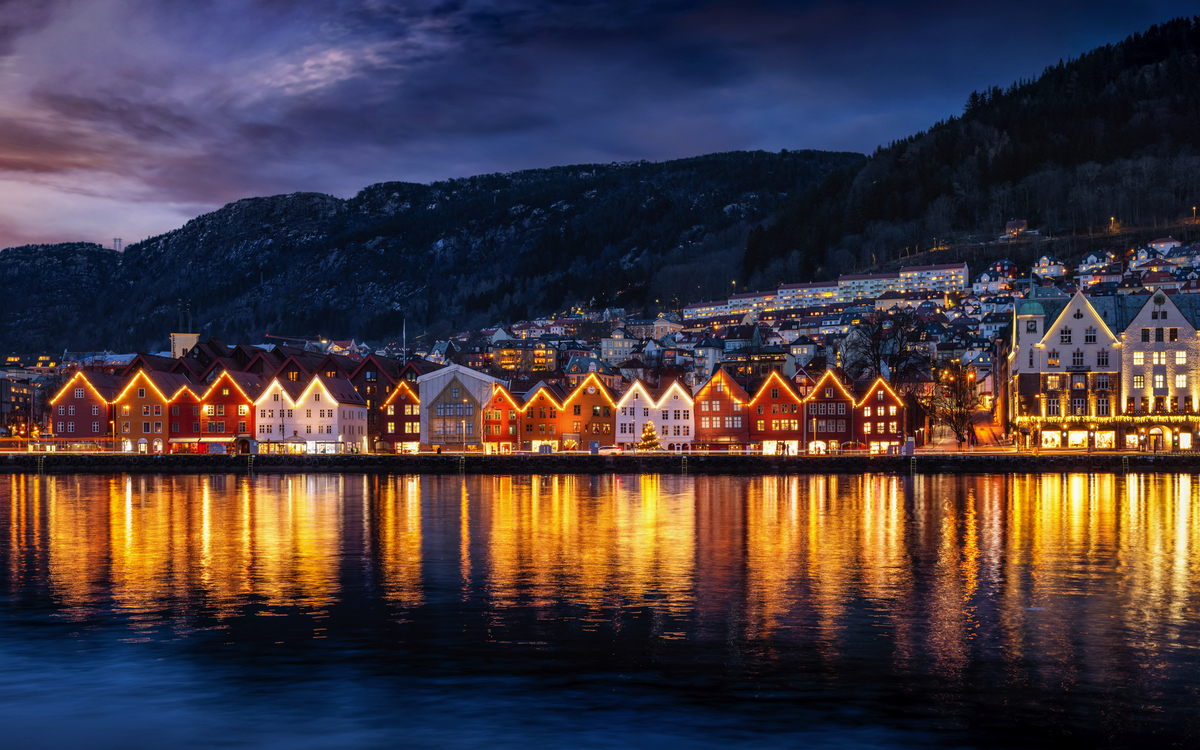 Blick in der Winterdämmerung auf das berühmte Viertel Bryggen in Bergen