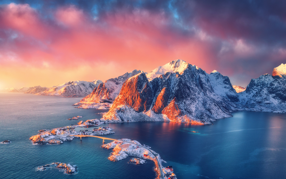 Blick auf Reine, Sakrisøy und Hamnøy in den Lofoten, Norwegen