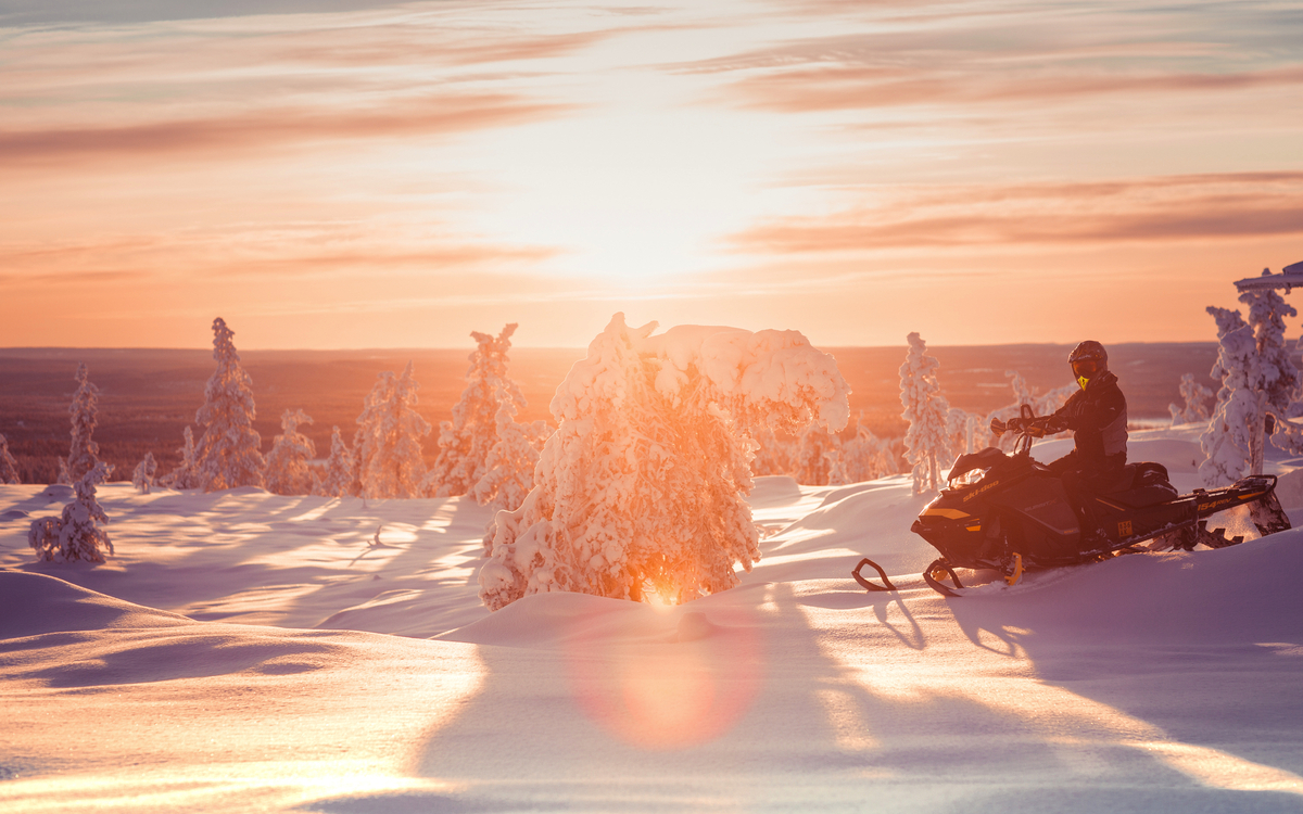 Snowmobiling Harriniva