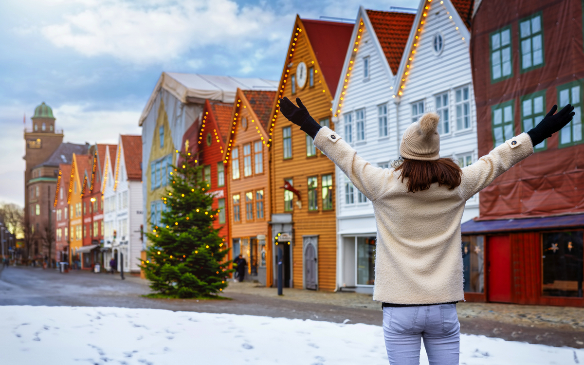 weihnachtlich geschmücktes Viertel Bryggen in Bergen